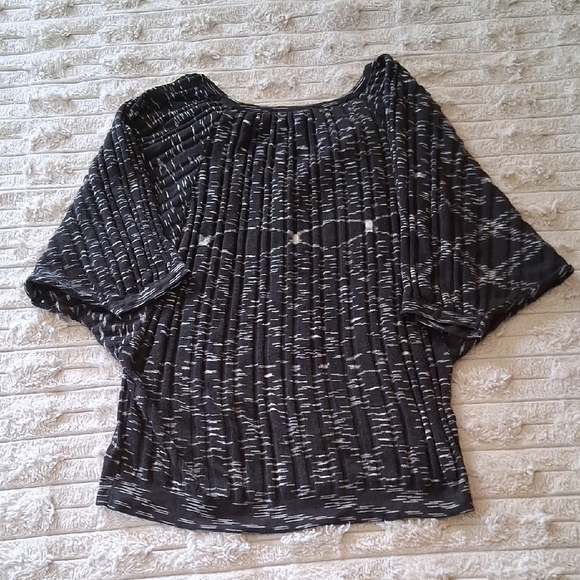 BCBGMaxAzria Black and White Shrug with Textured Knit - Picture 6 of 6